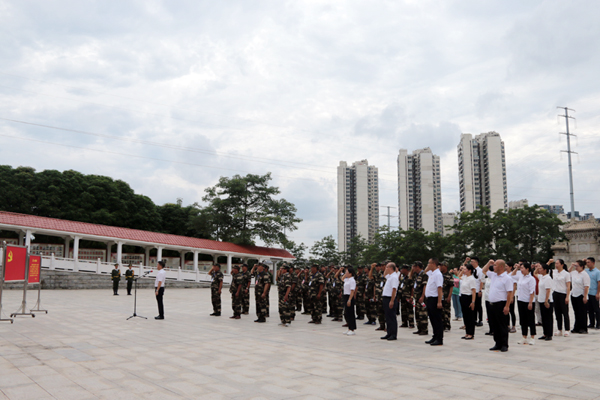 重温入党誓词。唐玉娟摄