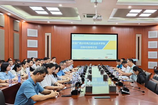 学员们到柳州职业技术大学开展座谈交流。李浩摄