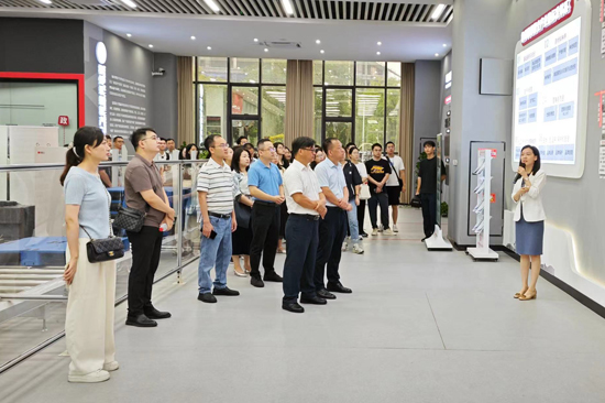 学员们到柳州职业技术大学参观交流。李浩摄