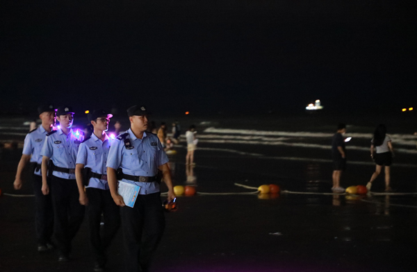 當好夏夜“守護人”。北海市公安局供圖