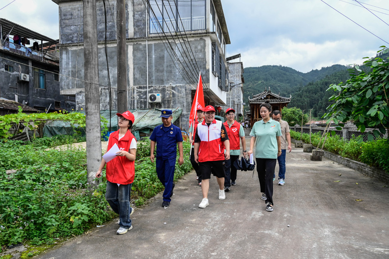 進村走訪。