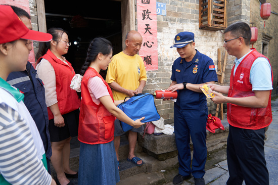 走訪宣傳。賀州消防供圖