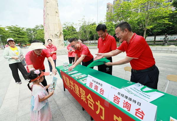 中国农业银行广西分行和农银人寿广西分公司走进兴宁社区民生码头联合开展“党建共建聚合力 农情消保进社区”行司消保共建活动。 谢立华摄