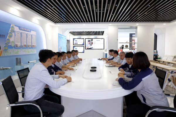 科研人员正在进行技术研讨。刘臣东摄