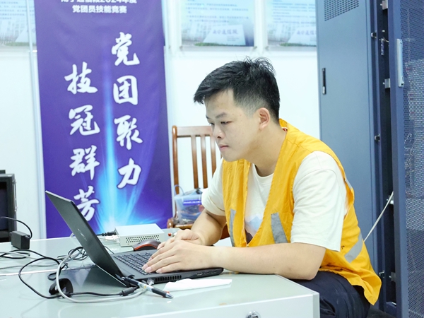 参赛选手正在调试通信数据，处理设备故障。覃淇摄