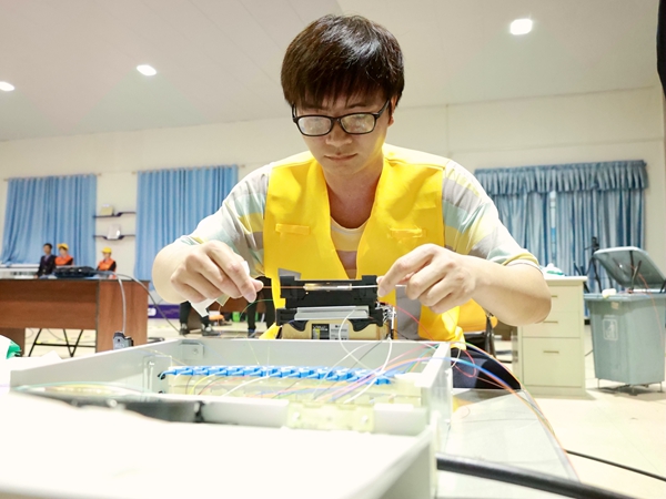 参赛选手正在进行光纤熔接。邓哲摄