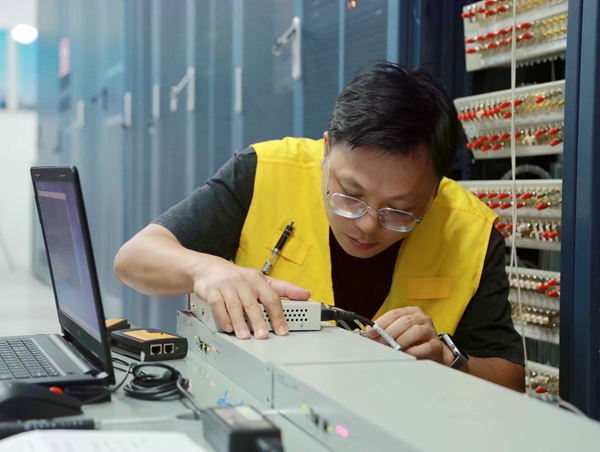 参赛选手正在检查设备故障线路。黄缤瑶摄