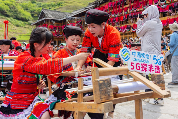 廣西移動5G探非遺直播團隊進行現場直播。呂非凡攝