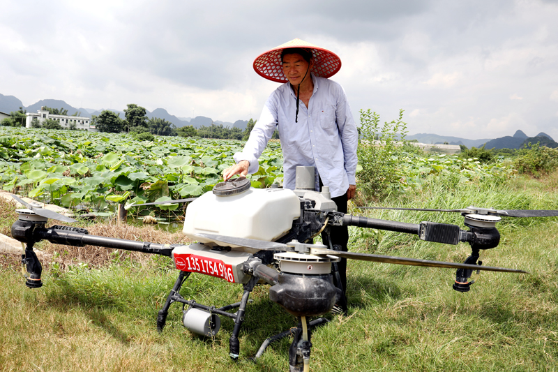 無人機作業手正在調試無人機。