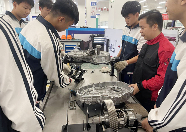 比亚迪·新能源汽车技术技能人才培养基地实训课现场。阮思璐摄