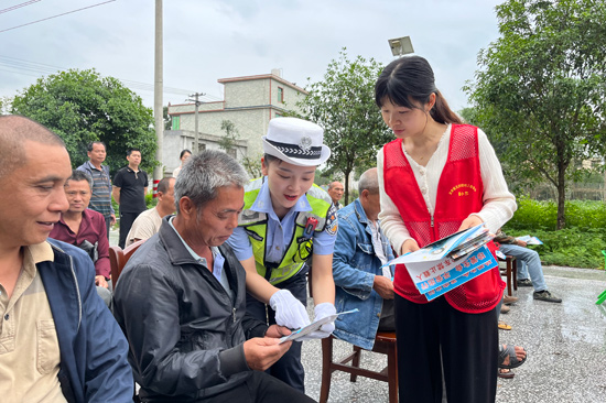 龍岸鎮天寶村駐村工作隊配合交警隊對村民群眾開展交通安全培訓。