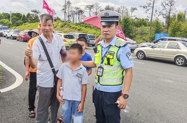 帮助走失男孩寻找家人