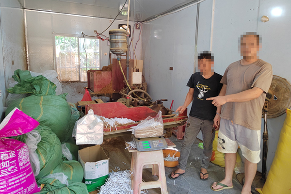 涉案当事人指认卷烟制假机器（卷烟机）。张干轩摄