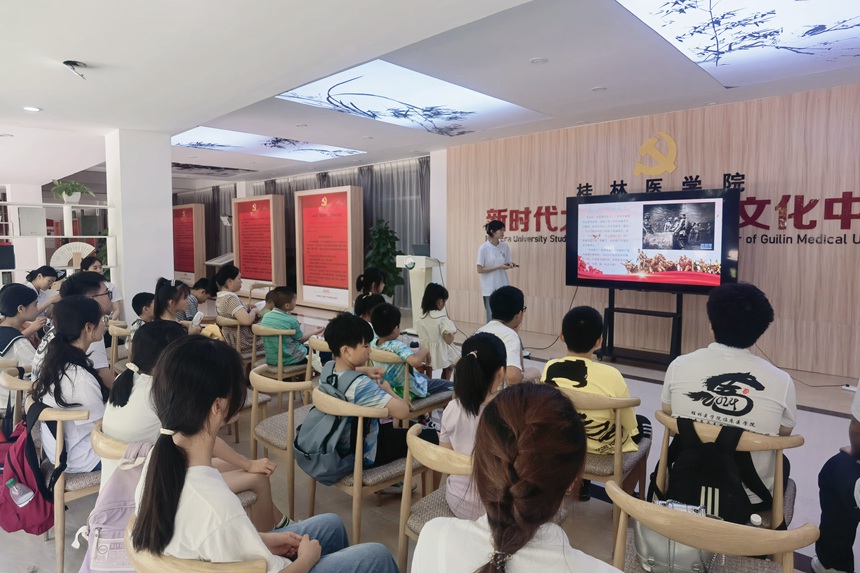 聆听革命故事。韦璇摄