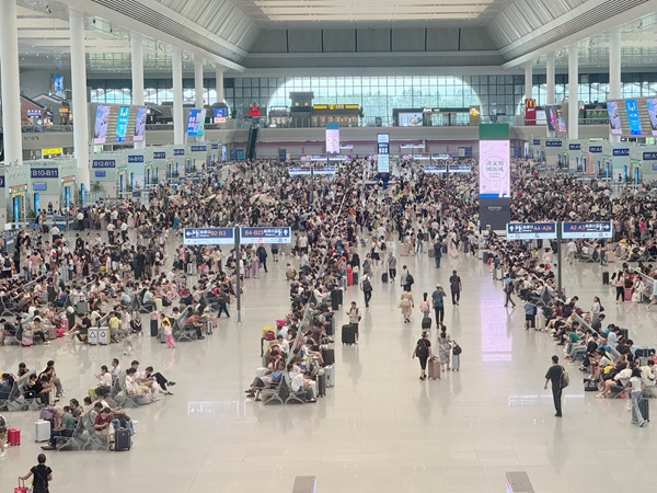 南宁东站候车大厅旅客正在候车。于莉摄  