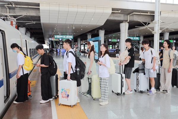 南宁东站站台旅客有序乘车。于莉摄