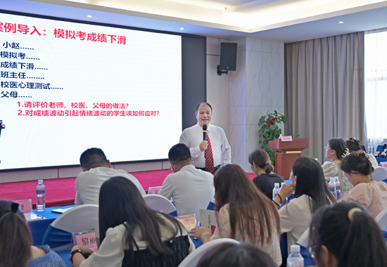 培训专家讲授心理健康专业理论。邓民胜摄