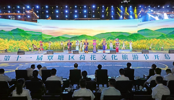 歌伴舞《布山那乡》。覃塘区融媒体中心供图