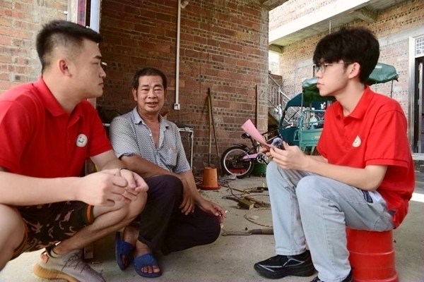 实践团成员到村民家中开展问卷调查。