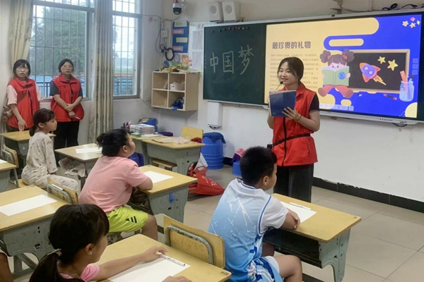 实践团在巫头村小学给小学生们上团课。谭爵玺摄