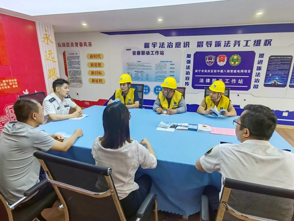 良庆区多部门以及中建八局广西智能电网项目工作人员组成的服务团队正在给项目工人讲解宣传相关劳动法律法规政策（广西日报供图）.jpg