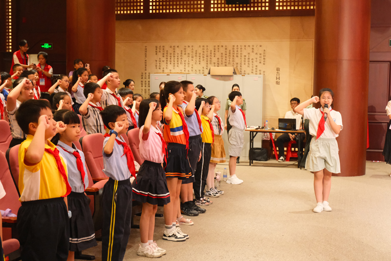 学员们在开班仪式上宣誓。