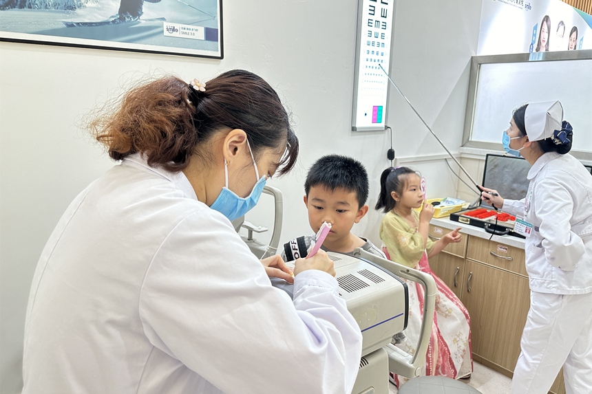 眼部檢查、義診。藍惠茹攝