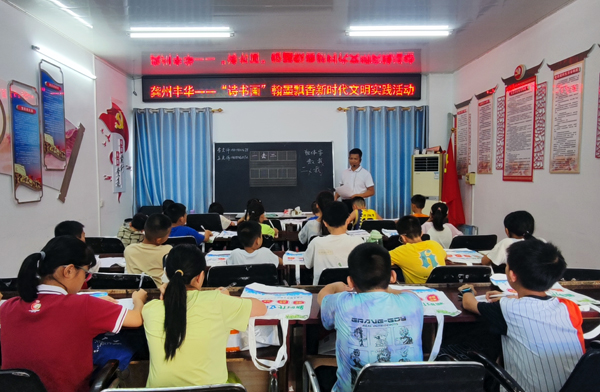 同学们在认真学习书法。平南县新时代文明实践中心供图