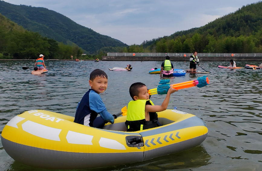 游客在貓兒山漓江源大峽谷玩水。廣旅集團供圖