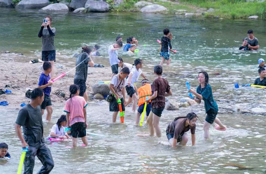 游客在貓兒山漓江源大峽谷嬉水玩樂。廣旅集團供圖