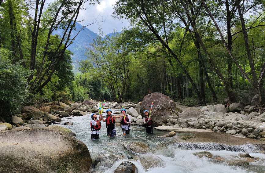 游客在貓兒山漓江源大峽谷溪水中游玩。廣旅集團供圖