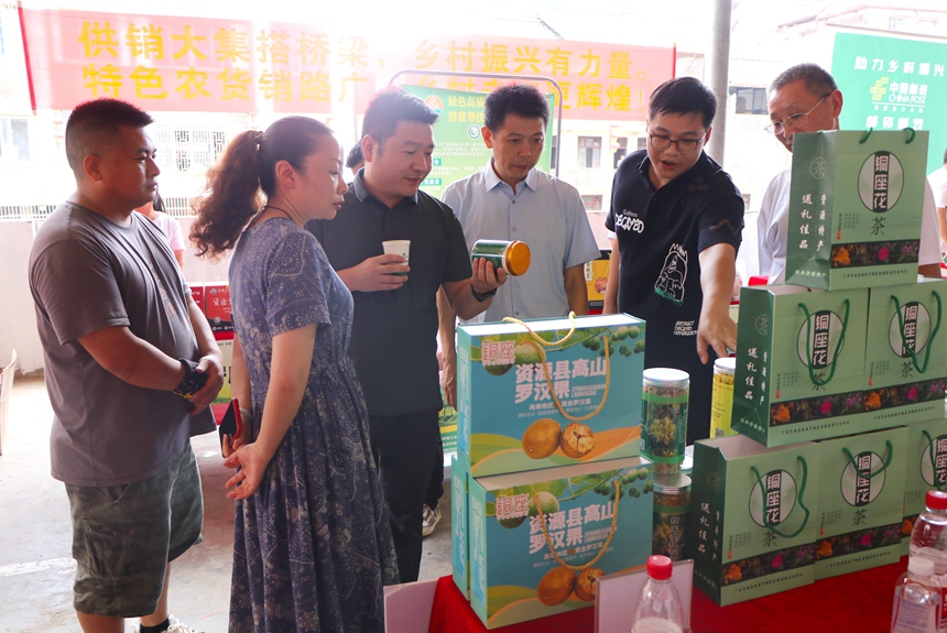 群众在挑选产品