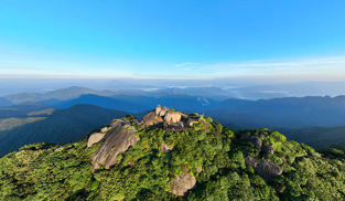 “廣西封面”調研行：登頂華南之巔 一覽眾山小貓兒山主峰海拔2141.5米，是華南地區的最高峰，因此有“華南之巔”的美譽……【詳細】