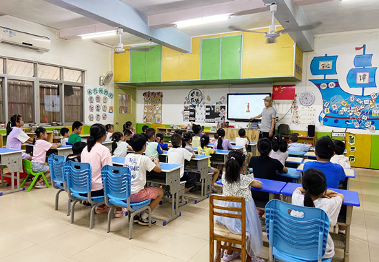 孩子们认真聆听老师讲课。海城区委宣传部供图