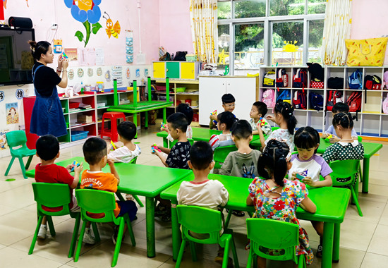 孩子们学习魔方。海城区委宣传部供图