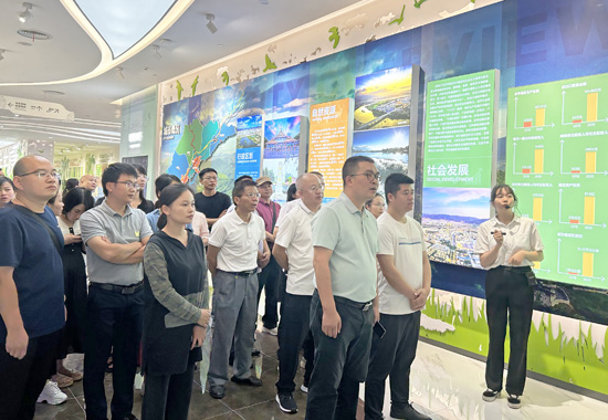 考察沿边开发开放建设成就。黎榕菊摄