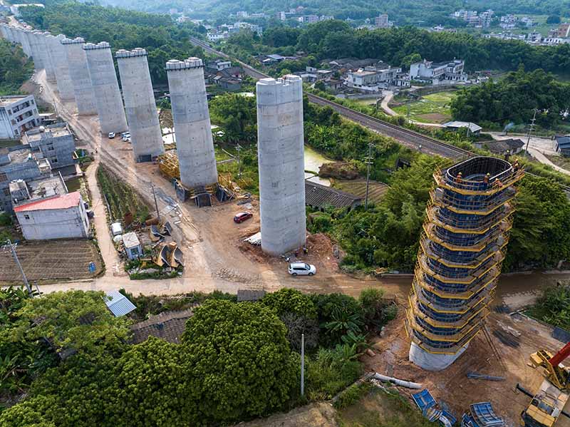 南深高铁玉岑段3标段广西岑溪市昙容镇施工现场。何华文摄