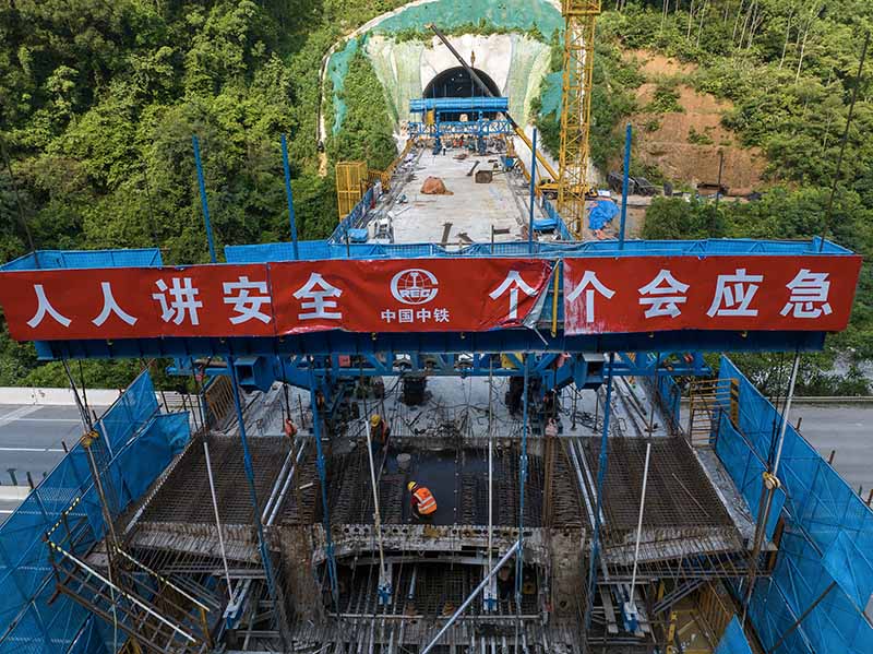 南深高铁玉岑段3标段广西岑溪市昙容镇施工现场。何华文摄