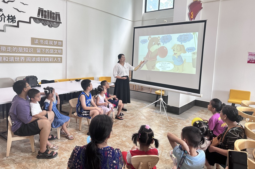 小朋友在上萌宝阅爱读课。右江区委组织部供图