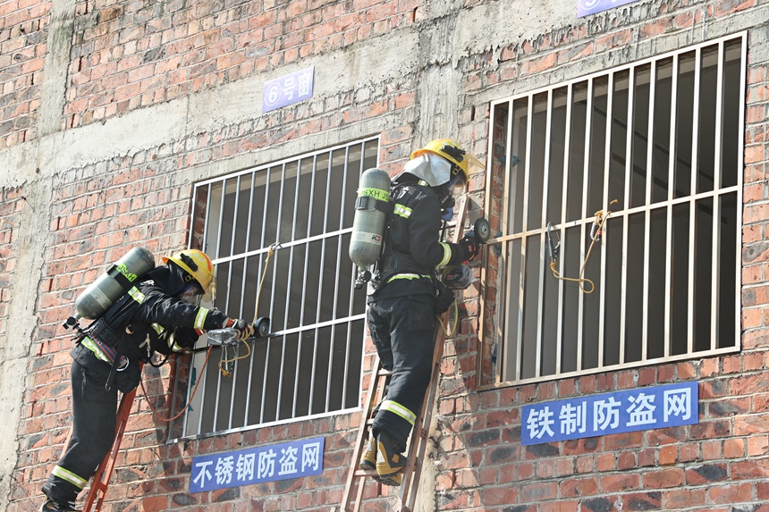 消防救援人员测试破拆不同材质的防盗窗。南宁消防供图