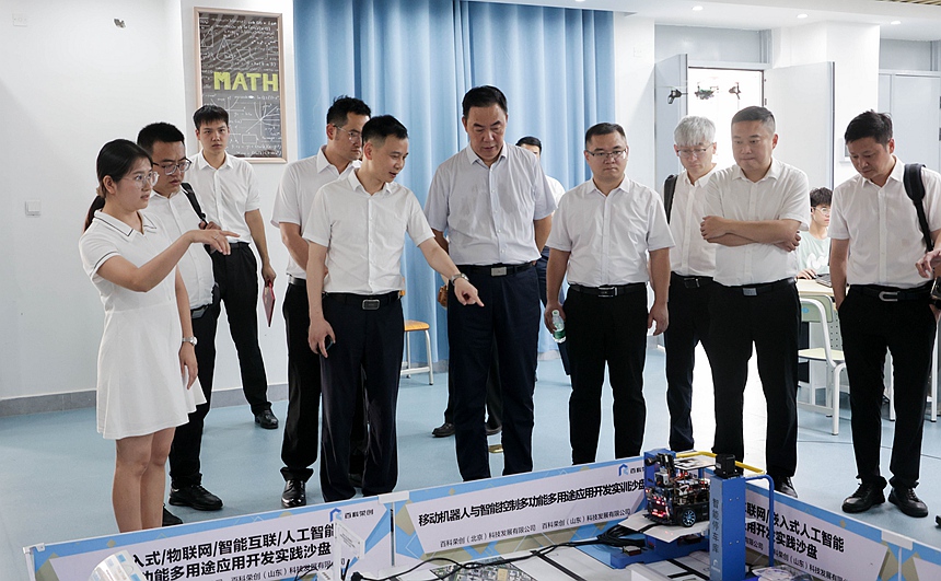 参观人工智能与信息工程学院实训室