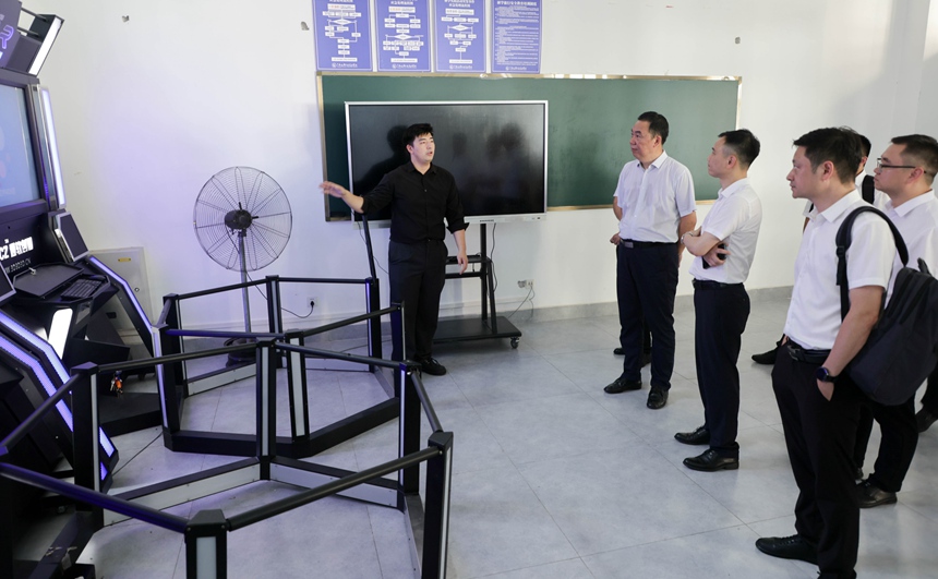 参观汽车与交通工程学院实训室