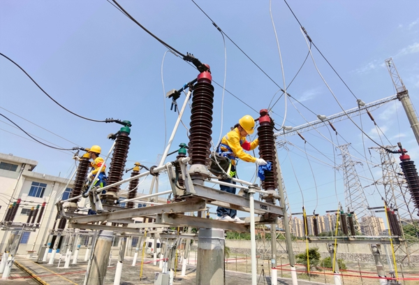 青年突击队队员正在对室外设备进行检修。彭靖钧摄