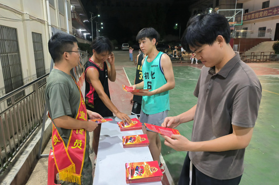 大学生前来咨询征兵信息。周家吉 摄
