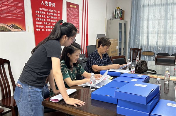 专家查阅资料。广西民族医院供图