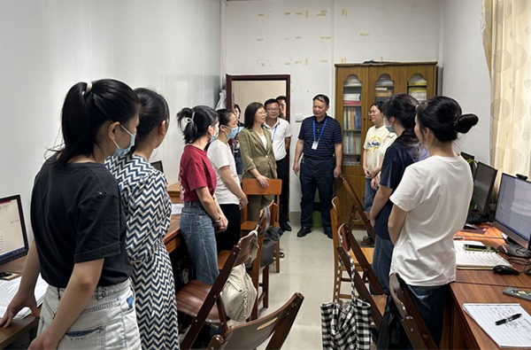 专家到学员办公室实地考察。广西民族医院供图