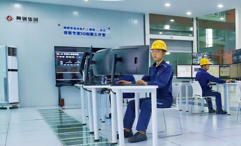 在5G加持下，防城港钢铁基地工作人员操控设备运行。陈海玲摄