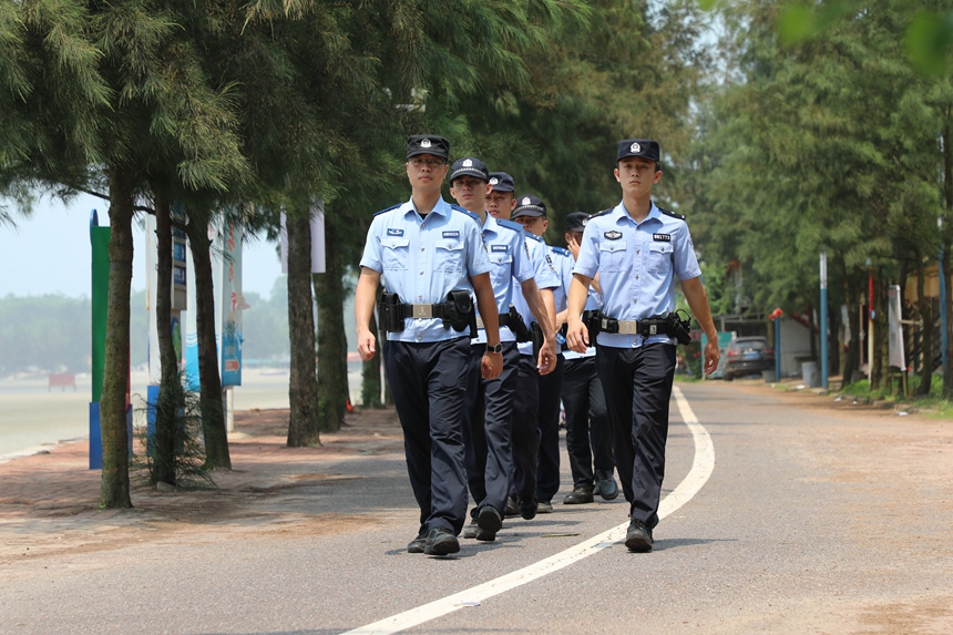 防城港市公安局月亮湾派出所民辅警在白浪滩景区开展治安巡逻