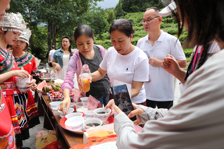 在兩水苗族鄉體驗特色民俗美食。