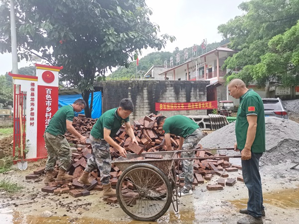 退役军人投入乡村建设。岑秀杯摄